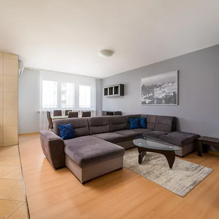 Daire Wola Kacza Spacious By Bookinghost