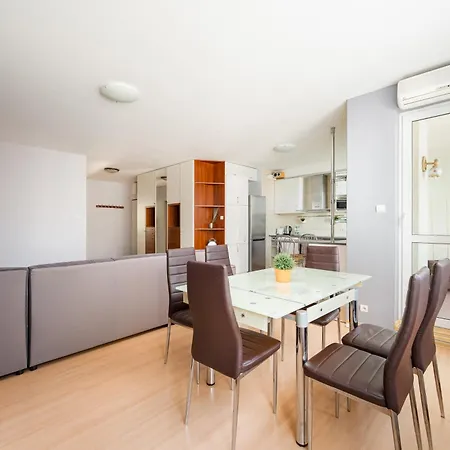 Daire Wola Kacza Spacious By Bookinghost *